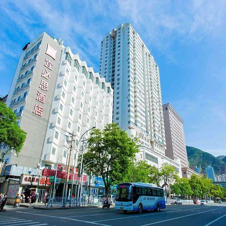 Ibis Lanzhou Train Station Hotel Bagian luar foto